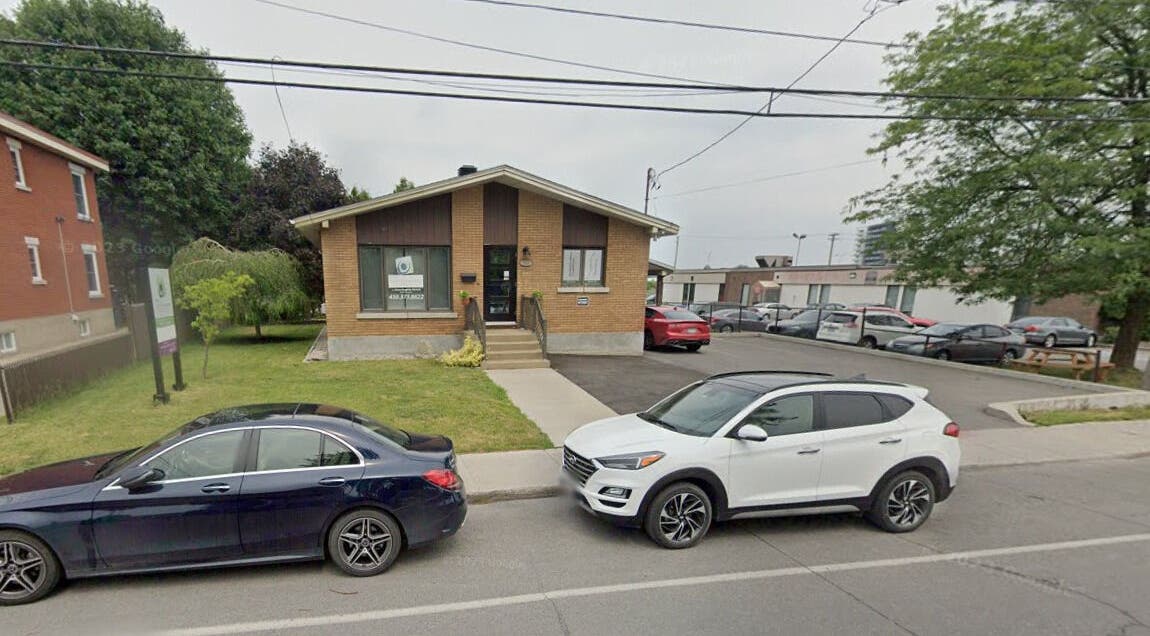 Entrée de Massothérapie Éva Liboiron-Samson à Salaberry-de-Valleyfield, Québec, CA avec des voitures garées.