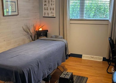 Salle de massage apaisante chez Massothérapie Éva Liboiron-Samson, Salaberry-de-Valleyfield, Québec, CA.