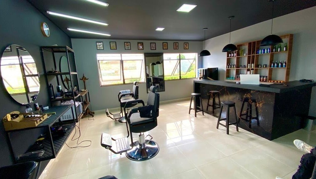 Interior moderno da LS Barbearia em Bahia, Bahia, BR, com cadeiras de barbeiro e balcão estiloso.