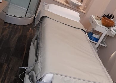 Sala massaggi accogliente a Mamaspa, Ravenna, Emilia-romagna, IT con letto e arredo elegante.