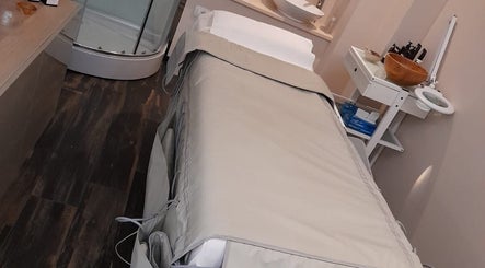 Sala massaggi accogliente a Mamaspa, Ravenna, Emilia-romagna, IT con letto e arredo elegante.