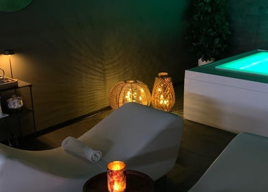 Spazio rilassante con lettini e jacuzzi a Mamaspa, Ravenna, Emilia-romagna, IT.