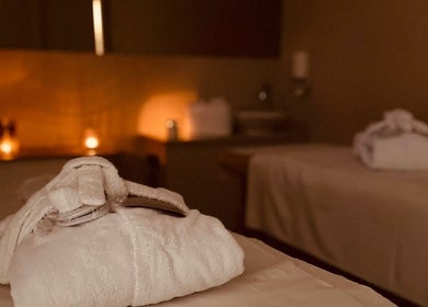 Lusso e relax nei trattamenti di Mamaspa a Ravenna, Emilia-Romagna, IT, con accappatoi in ambientazione spa.