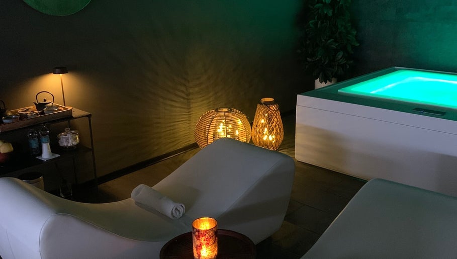 Atmosfera rilassante a Mamaspa, Ravenna, Emilia-romagna con lettini e illuminazione soffusa.
