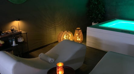 Atmosfera rilassante a Mamaspa, Ravenna, Emilia-romagna con lettini e illuminazione soffusa.