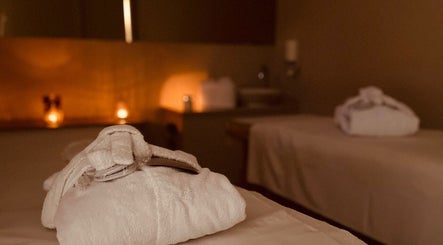 Ambiente accogliente e rilassante a Mamaspa, Ravenna, Emilia-romagna, IT con accappatoi bianchi.