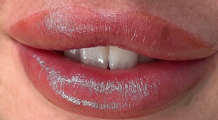 Close-up of glossy lips enhanced by VV Permanent - Benfleet Essex in Benfleet, England, GB.