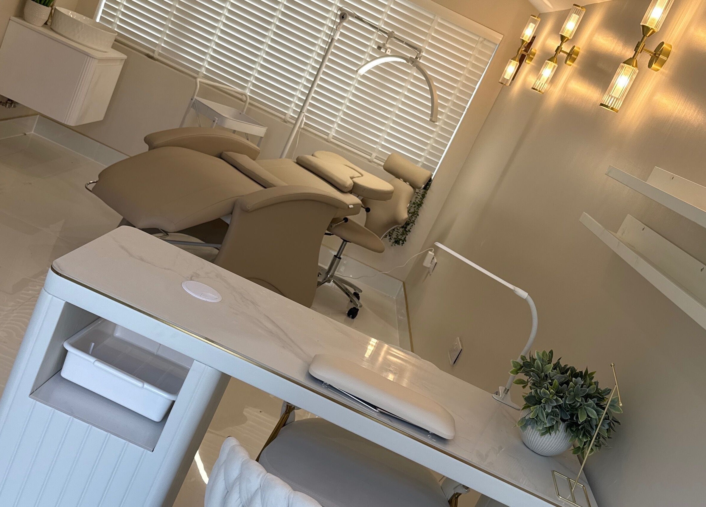 Serene treatment room at Sians Bty Studio, Waterlooville, England, GB with modern decor and plush seating.