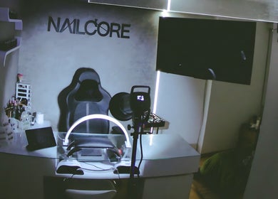 Estación de trabajo moderna en Nailcore® Studio, Lima, Provincia De Lima, PE, equipada para servicios de belleza.