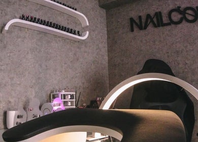 Interior moderno de Nailcore® Studio en Lima, Provincia De Lima, PE con diseño elegante y mobiliario contemporáneo.