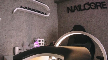 Interior moderno de Nailcore® Studio en Lima, Provincia De Lima, PE con diseño elegante y mobiliario contemporáneo.