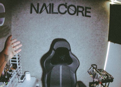 Interior moderno de Nailcore® Studio en Lima, Provincia De Lima, PE con silla elegante y herramientas profesionales.
