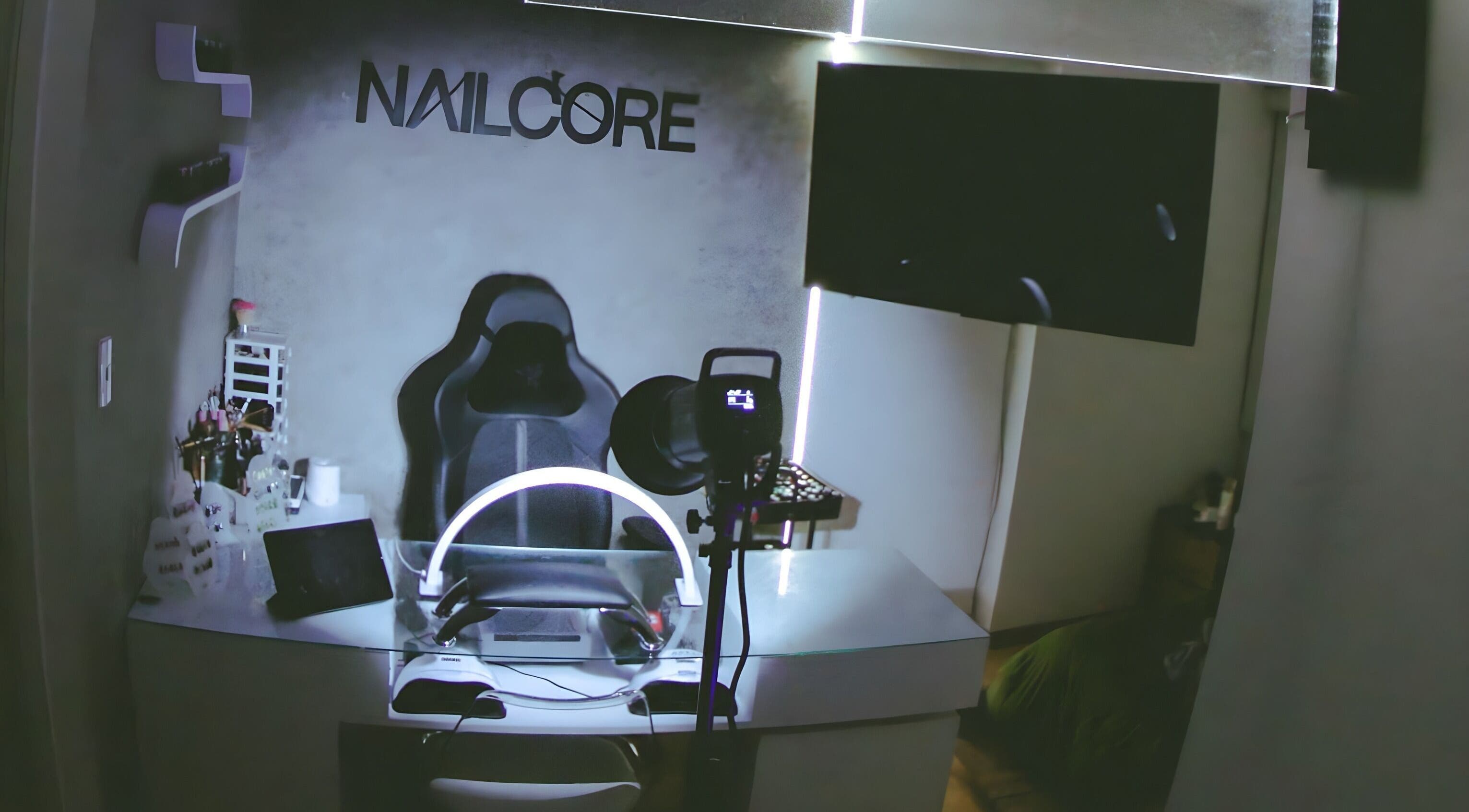 Interior moderno de Nailcore® Studio en Lima, Provincia De Lima, PE, mostrando estación de trabajo iluminada.