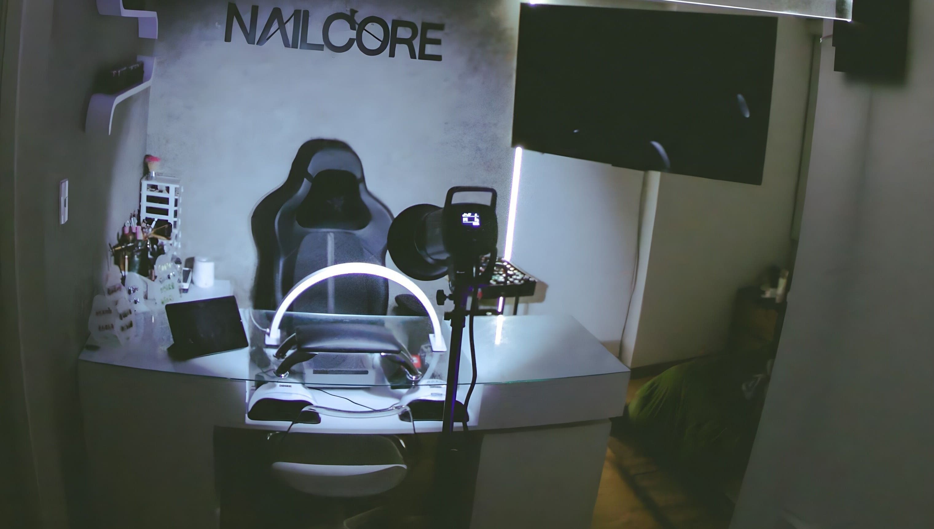 Estación elegante en Nailcore® Studio en Lima, Provincia De Lima, PE. Diseño moderno e iluminación sofisticada.