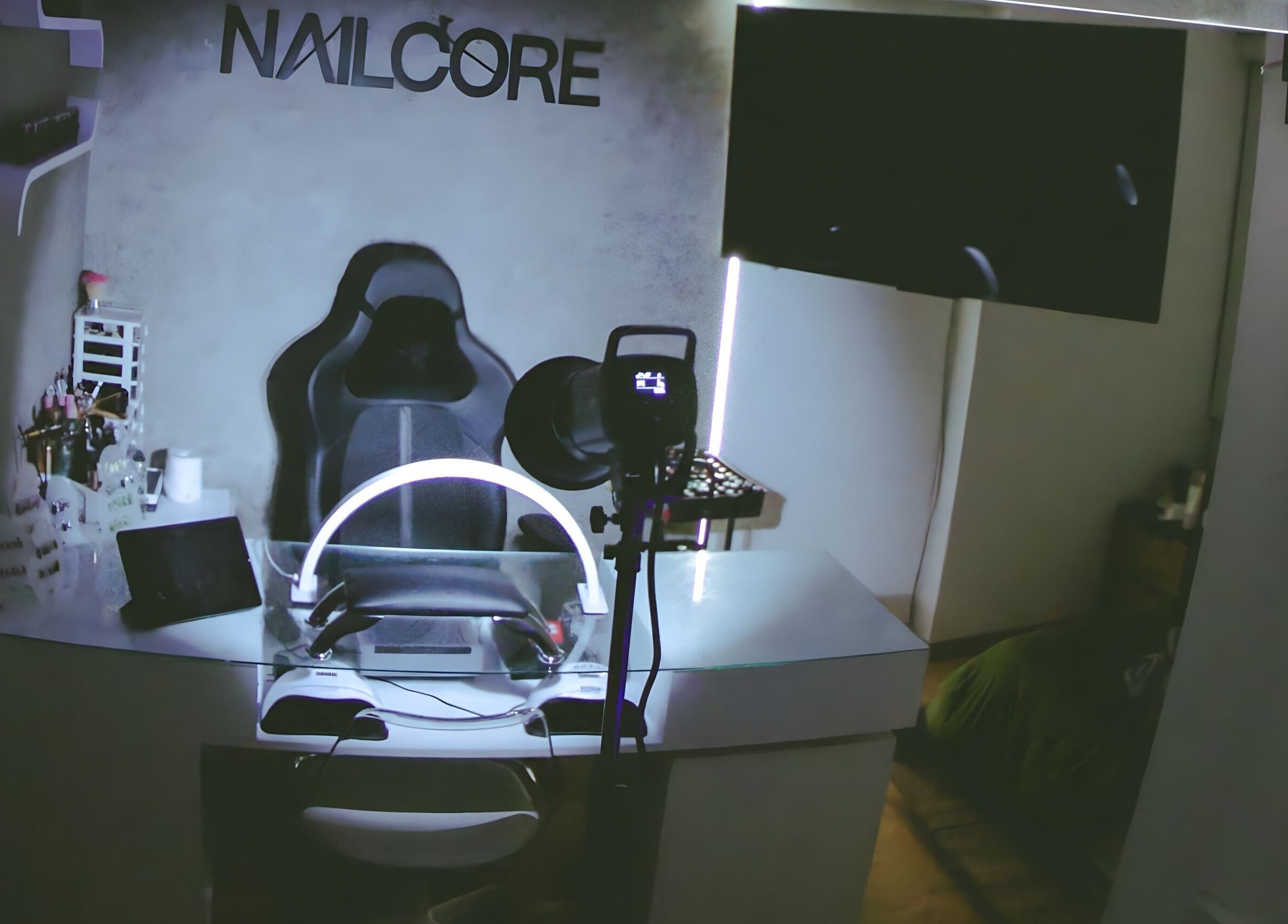 Estación elegante en Nailcore® Studio en Lima, Provincia De Lima, PE. Diseño moderno e iluminación sofisticada.