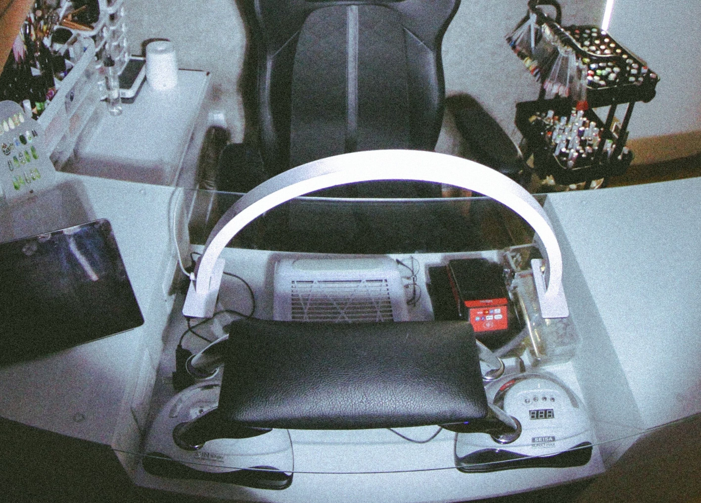 Mesa profesional de Nailcore® Studio en Lima, Provincia De Lima, PE, equipada para manicuras perfectas.