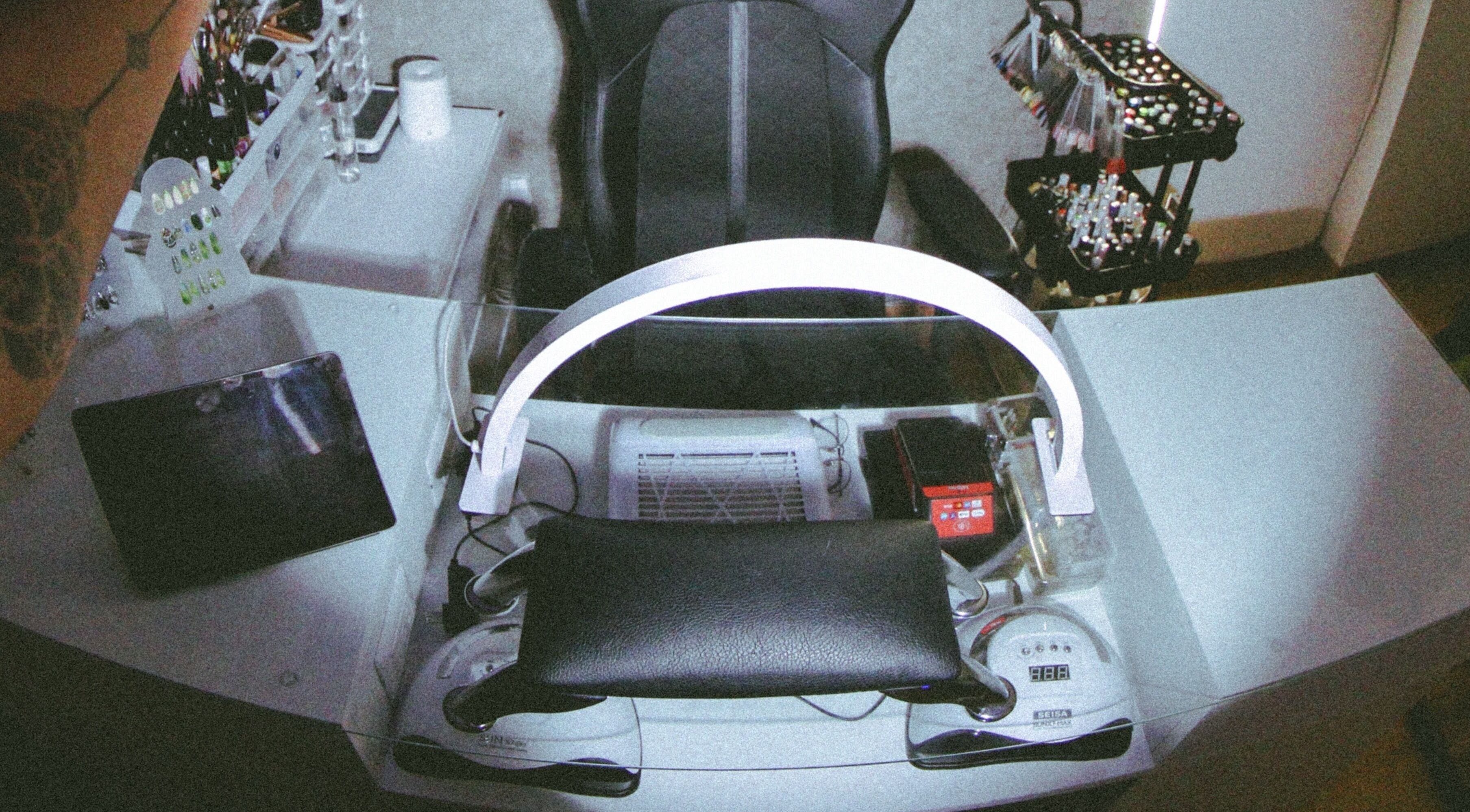 Mesa profesional de Nailcore® Studio en Lima, Provincia De Lima, PE, equipada para manicuras perfectas.