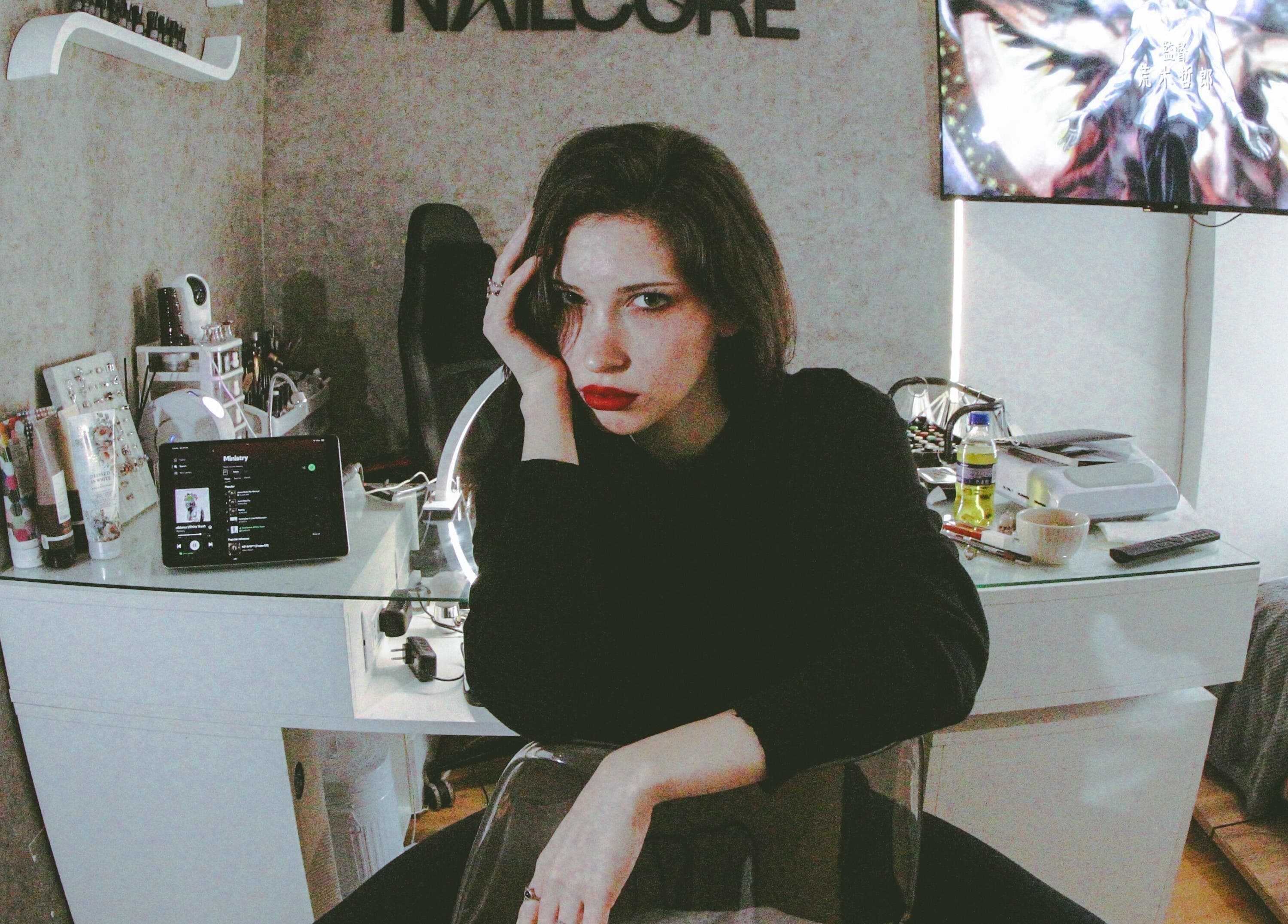 Interior de Nailcore® Studio en Lima, Provincia De Lima, PE, mostrando a una mujer con iluminación moderna.