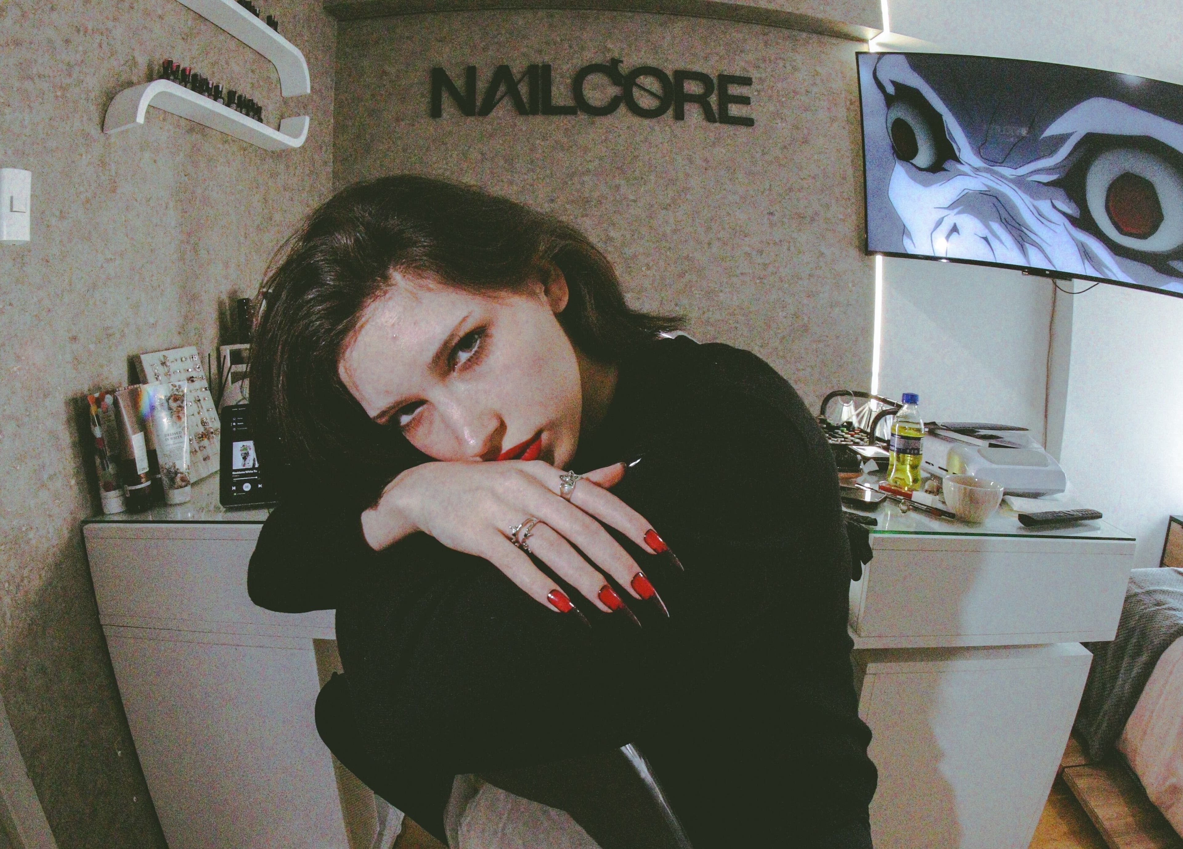 Mujer con uñas rojas impresionantes en Nailcore® Studio, Lima, Provincia De Lima, PE.