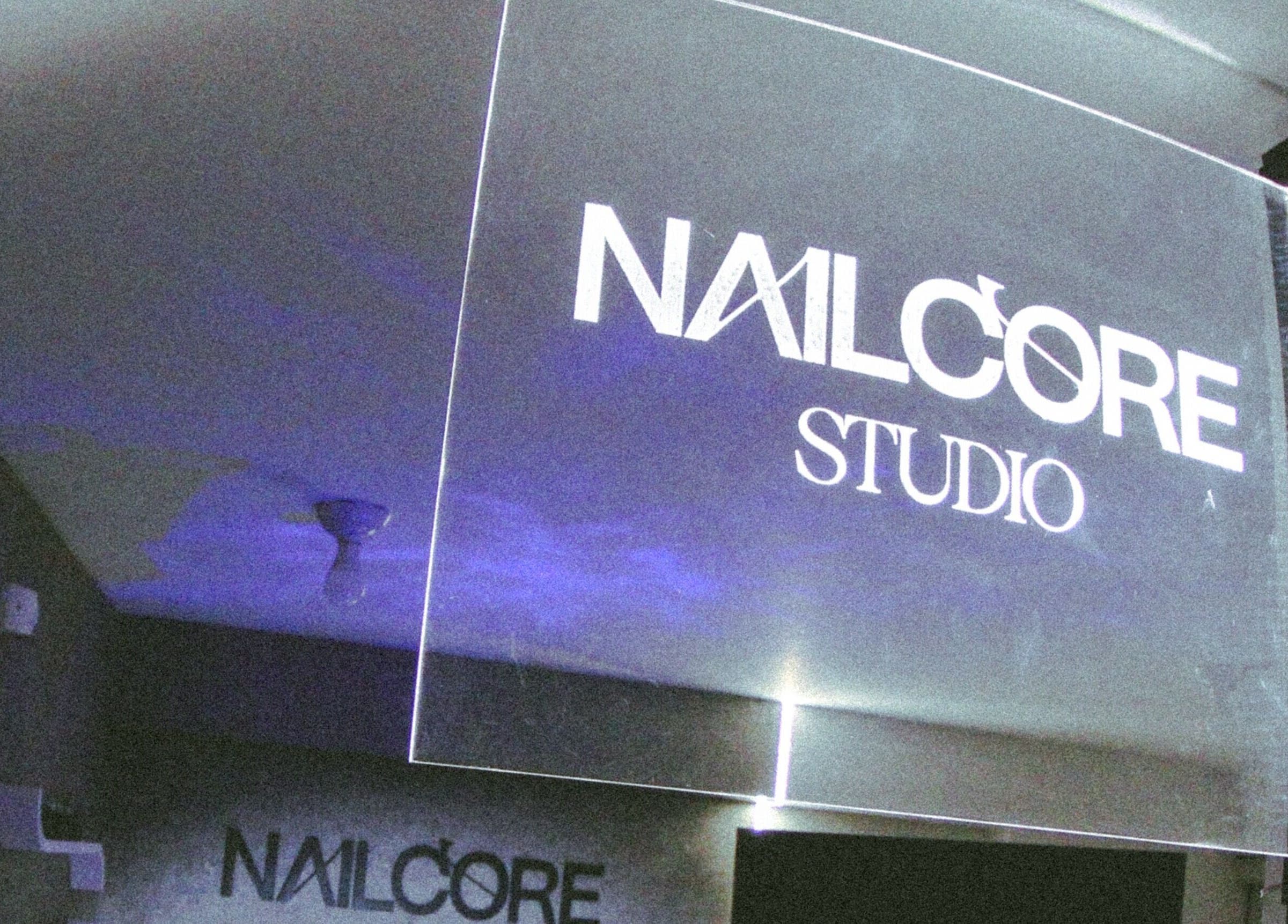 Logo iluminado de Nailcore® Studio en Lima, Provincia De Lima, PE, destacando el diseño moderno del local.