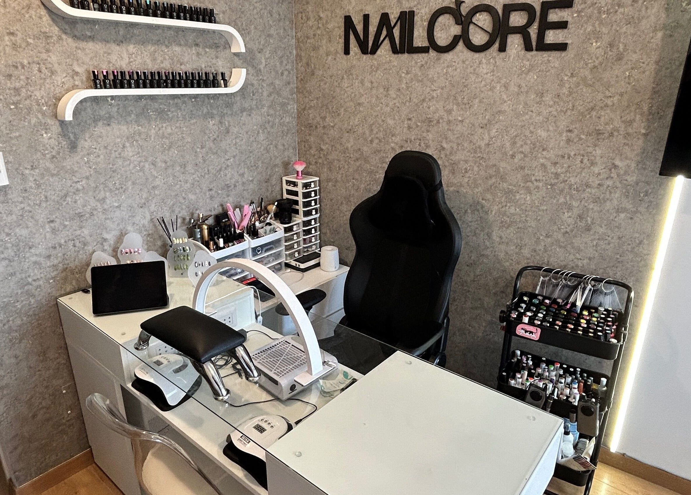 Estación de manicura en Nailcore® Studio, Lima, Provincia De Lima, PE, con diseño moderno y elegante.