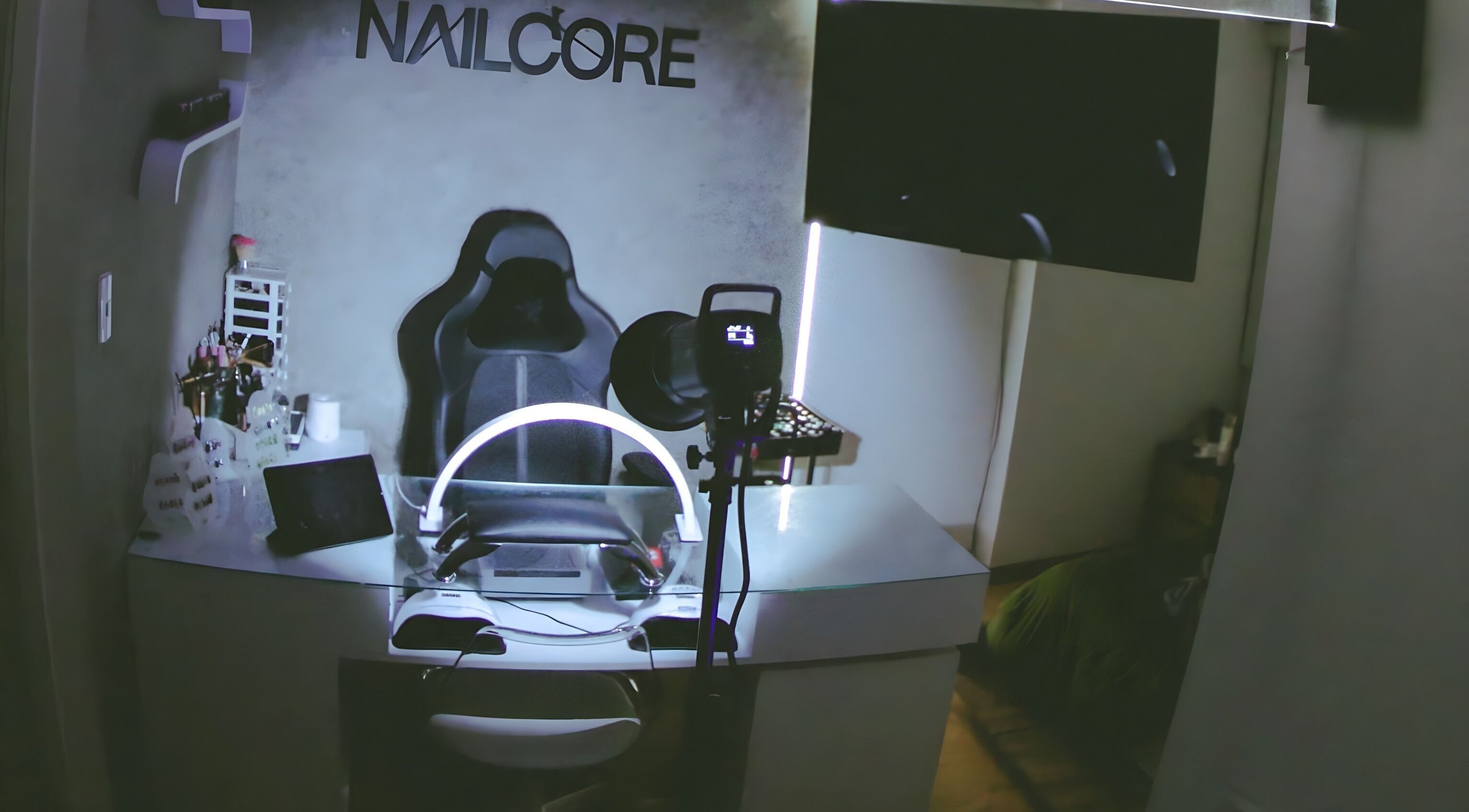 Mesa de trabajo moderna en Nailcore® Studio, Lima, Provincia De Lima, PE, para servicios de belleza especializados.