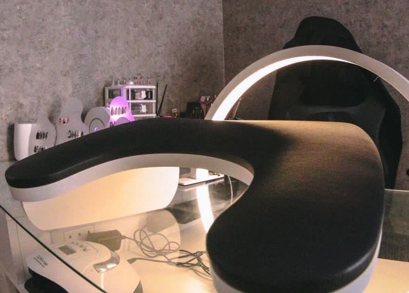 Mesa de manicura vanguardista en Nailcore® Studio, Lima, Provincia De Lima, PE, ofrece un ambiente moderno.