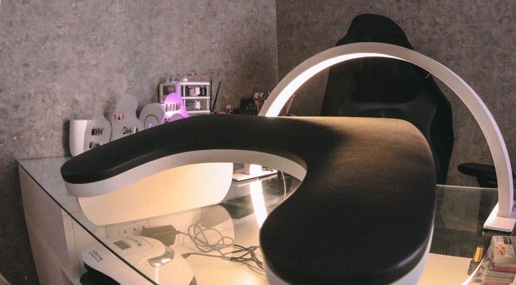 Mesa de manicura vanguardista en Nailcore® Studio, Lima, Provincia De Lima, PE, ofrece un ambiente moderno.