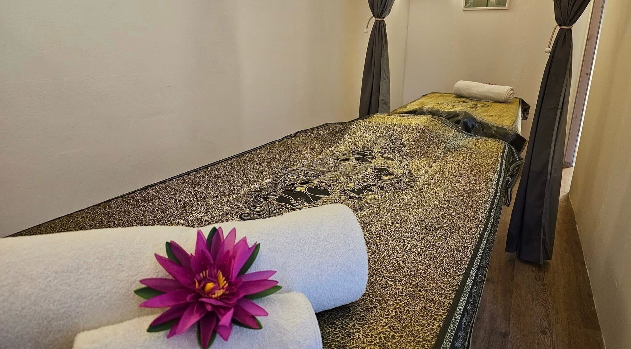 Ontspanningsruimte bij Thai Thawe Beauty Spa in Amsterdam, Noord-Holland, NL met luxe bedden en bloemen decor.