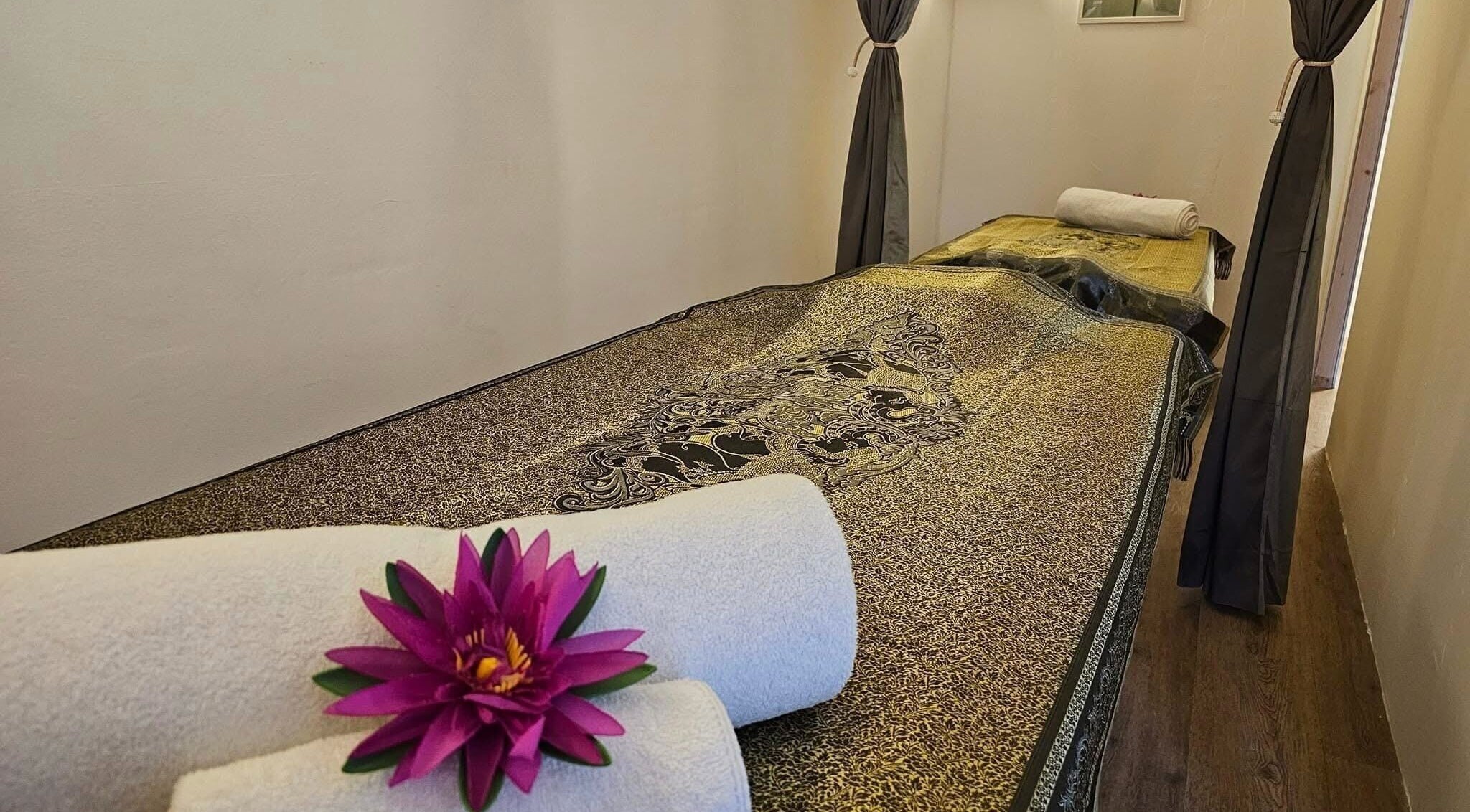 Ontspanningsruimte bij Thai Thawe Beauty Spa in Amsterdam, Noord-Holland, NL met luxe bedden en bloemen decor.