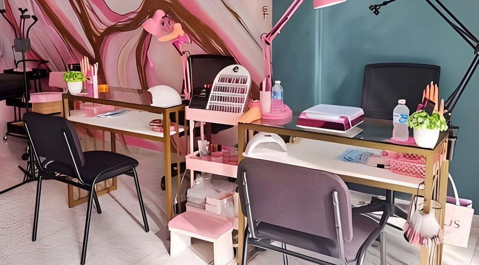 Estaciones de manicura en Spa Elegant Hands, Chetumal, Quintana Roo, MX, con decoraciones modernas y coloridas.