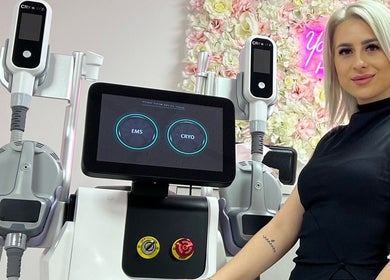 Staff member at Ep Laser Clinic Shrewsbury, England, GB with advanced EMS and Cryo equipment.