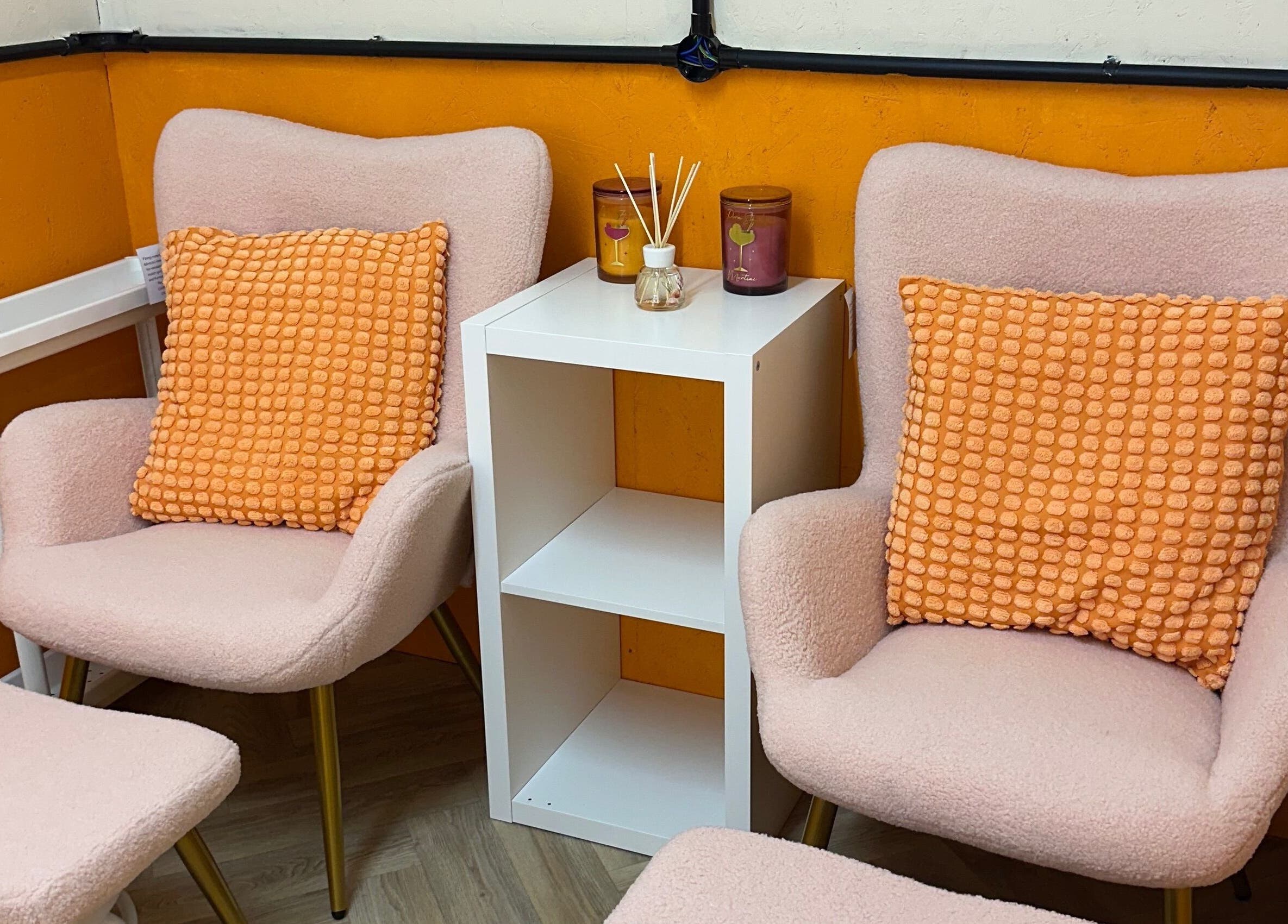 Relaxing seating area at So Gel Studio, Bristol, England, GB with comfy chairs and decor.