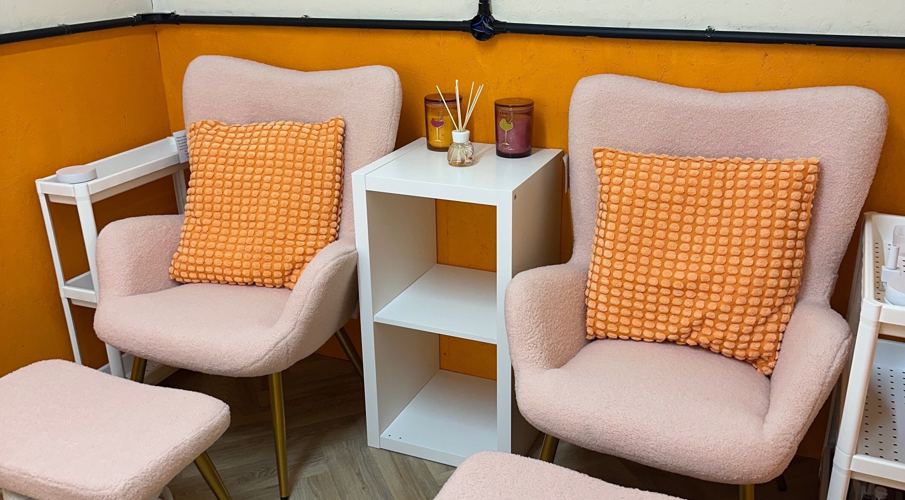 Relaxing seating area at So Gel Studio, Bristol, England, GB with comfy chairs and decor.