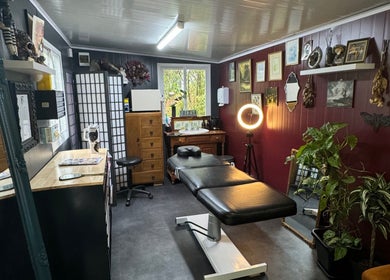 Interior of Pin Cushion Piercing studio in Buckland, Waikato, NZ, featuring a stylish and inviting decor.