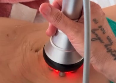 Procedimento de massagem redutora em AnaMar Beauty, Gold Coast, Queensland, AU.