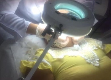Tratamento facial em AnaMar Beauty, Gold Coast, Queensland, AU, sob luz de LED para cuidado da pele.