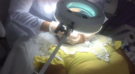 Tratamento facial em AnaMar Beauty, Gold Coast, Queensland, AU, sob luz de LED para cuidado da pele.