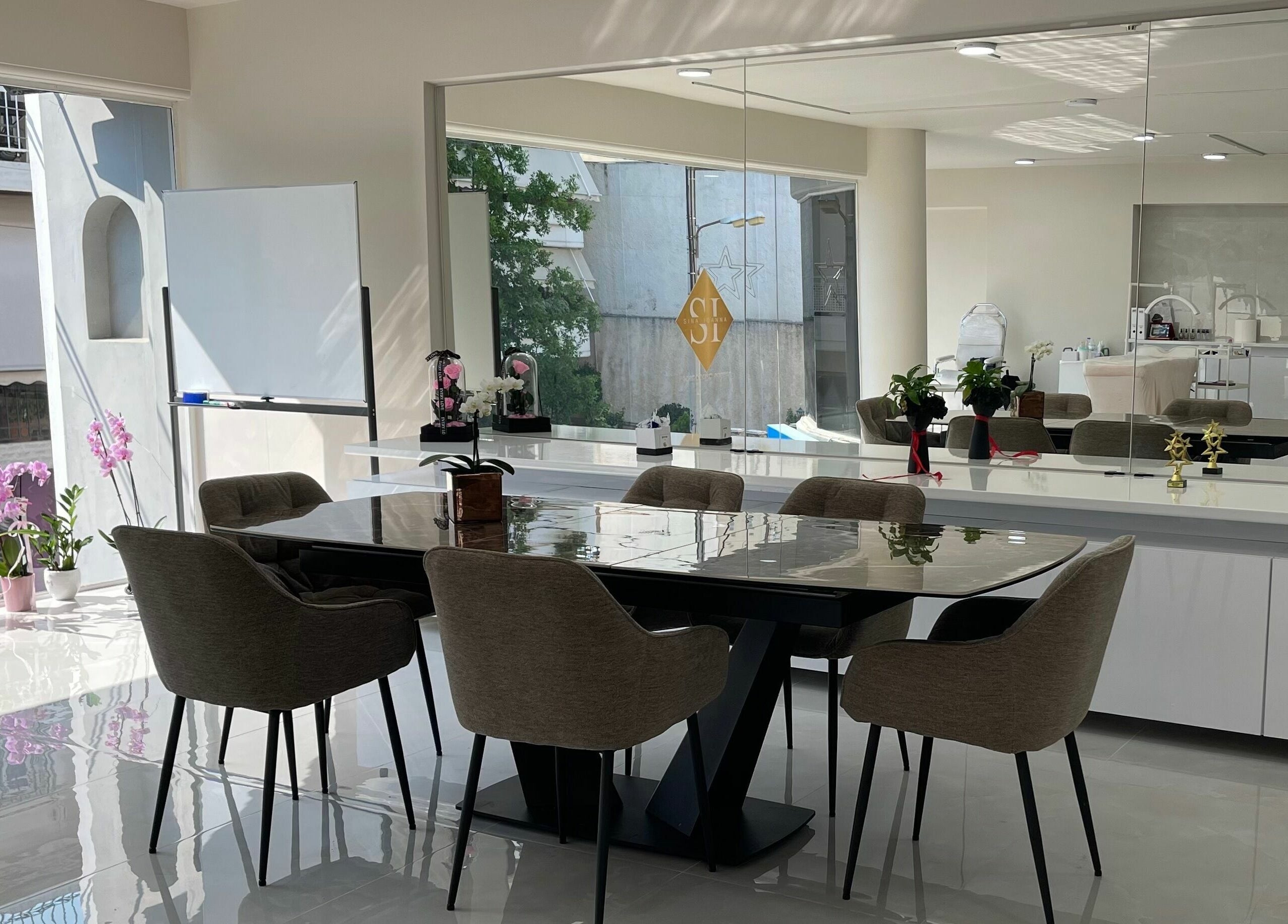 Άποψη του κομψού εσωτερικού του Sina Ioanna PMU Studio & Academy στο Περιστέρι, GR.