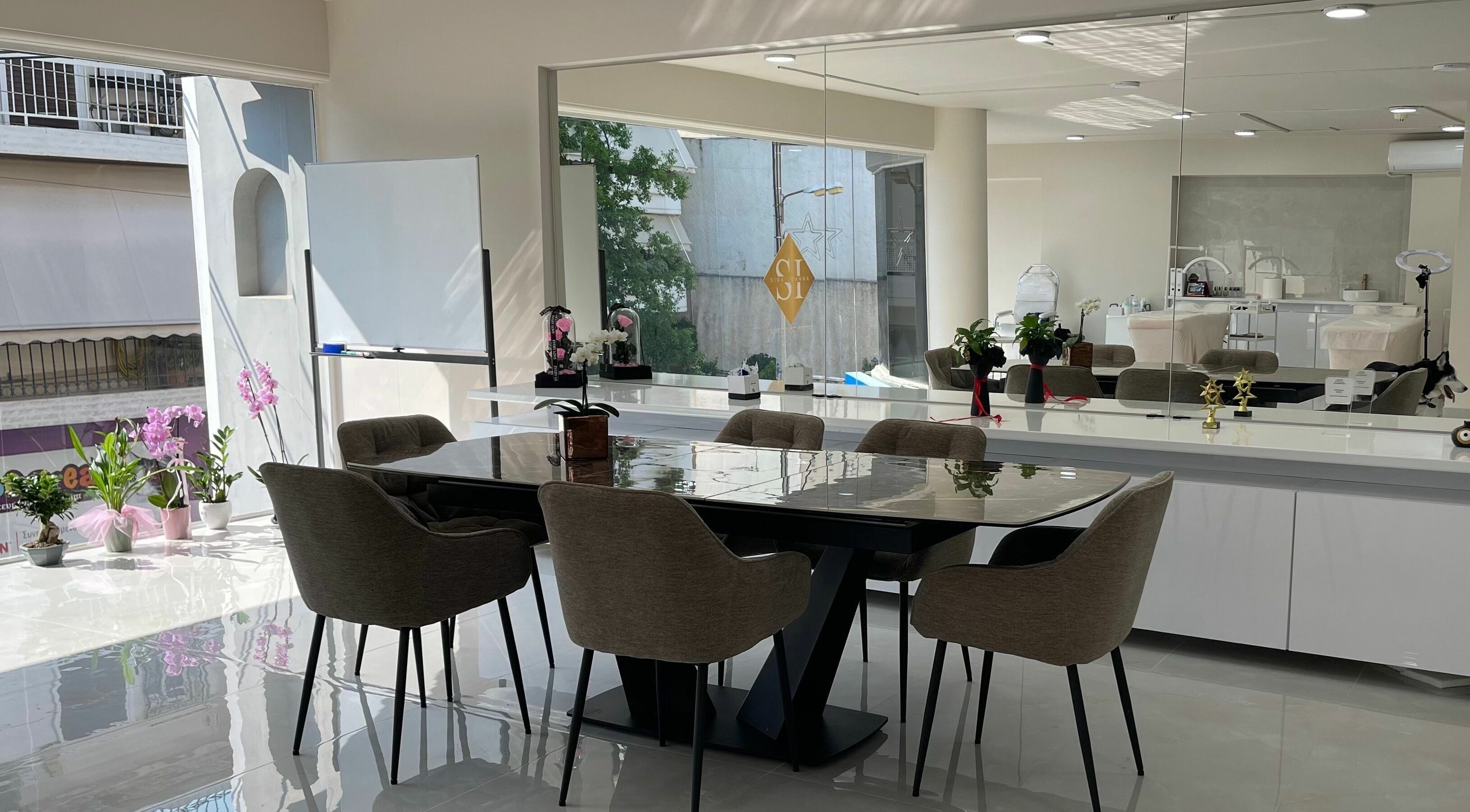 Άποψη του κομψού εσωτερικού του Sina Ioanna PMU Studio & Academy στο Περιστέρι, GR.