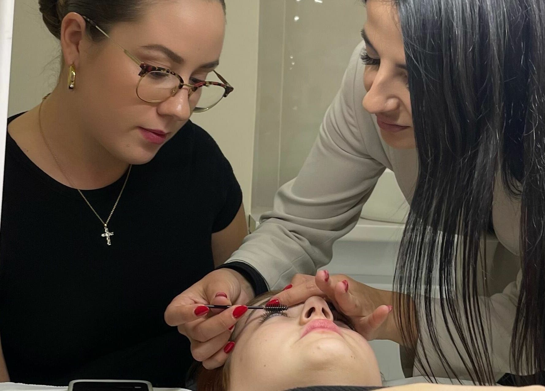 Επαγγελματική περιποίηση βλεφαρίδων στο Sina Ioanna PMU Studio & Academy, Περιστέρι, GR.