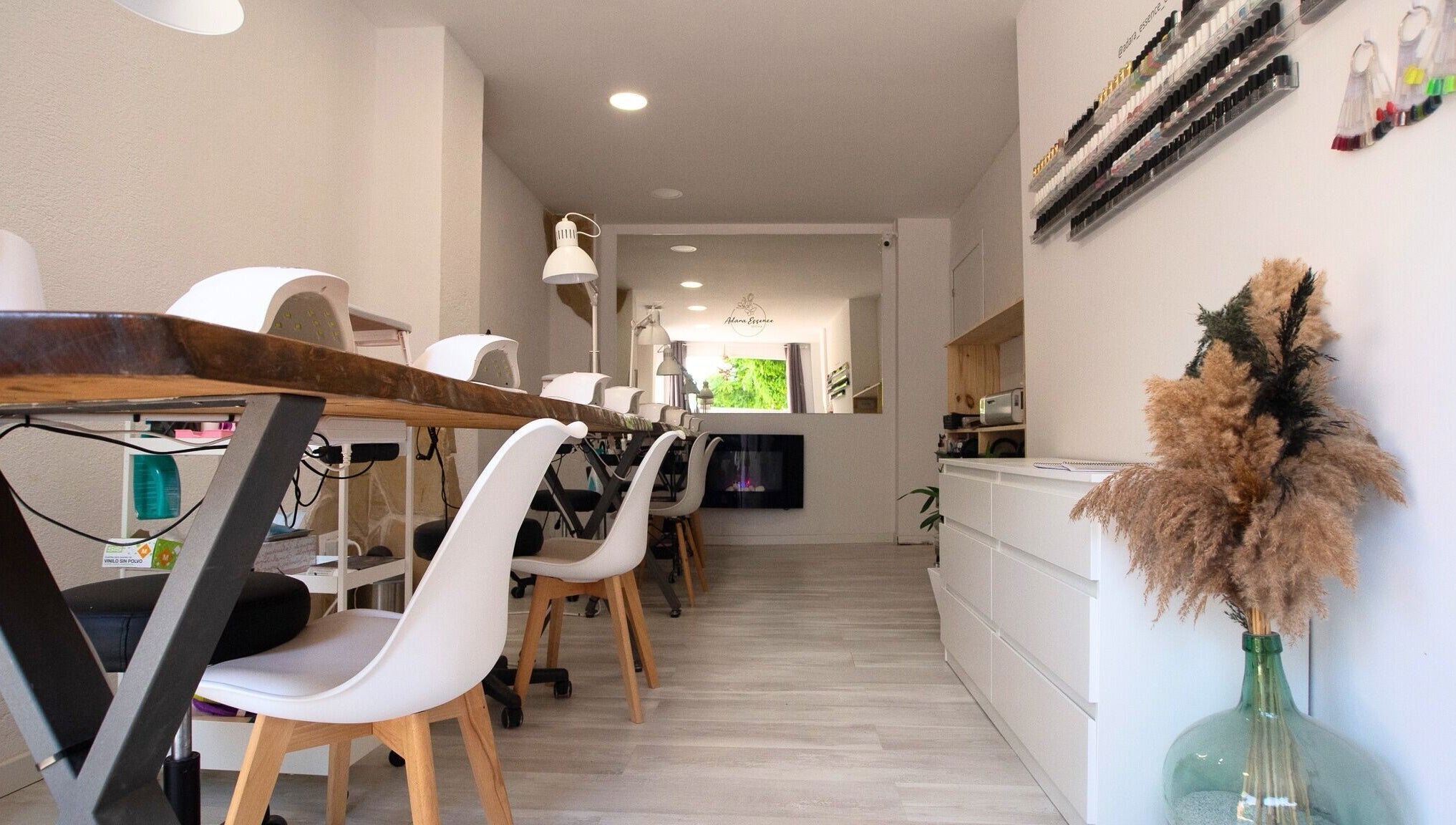 Interior moderno de Adara Essence Estetica en Sant Andreu Salou, Catalunya, ES, con sillas blancas y decoración natural.