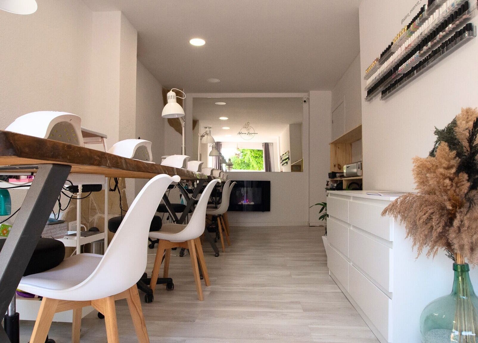 Interior moderno de Adara Essence Estetica en Sant Andreu Salou, Catalunya, ES, con sillas blancas y decoración natural.