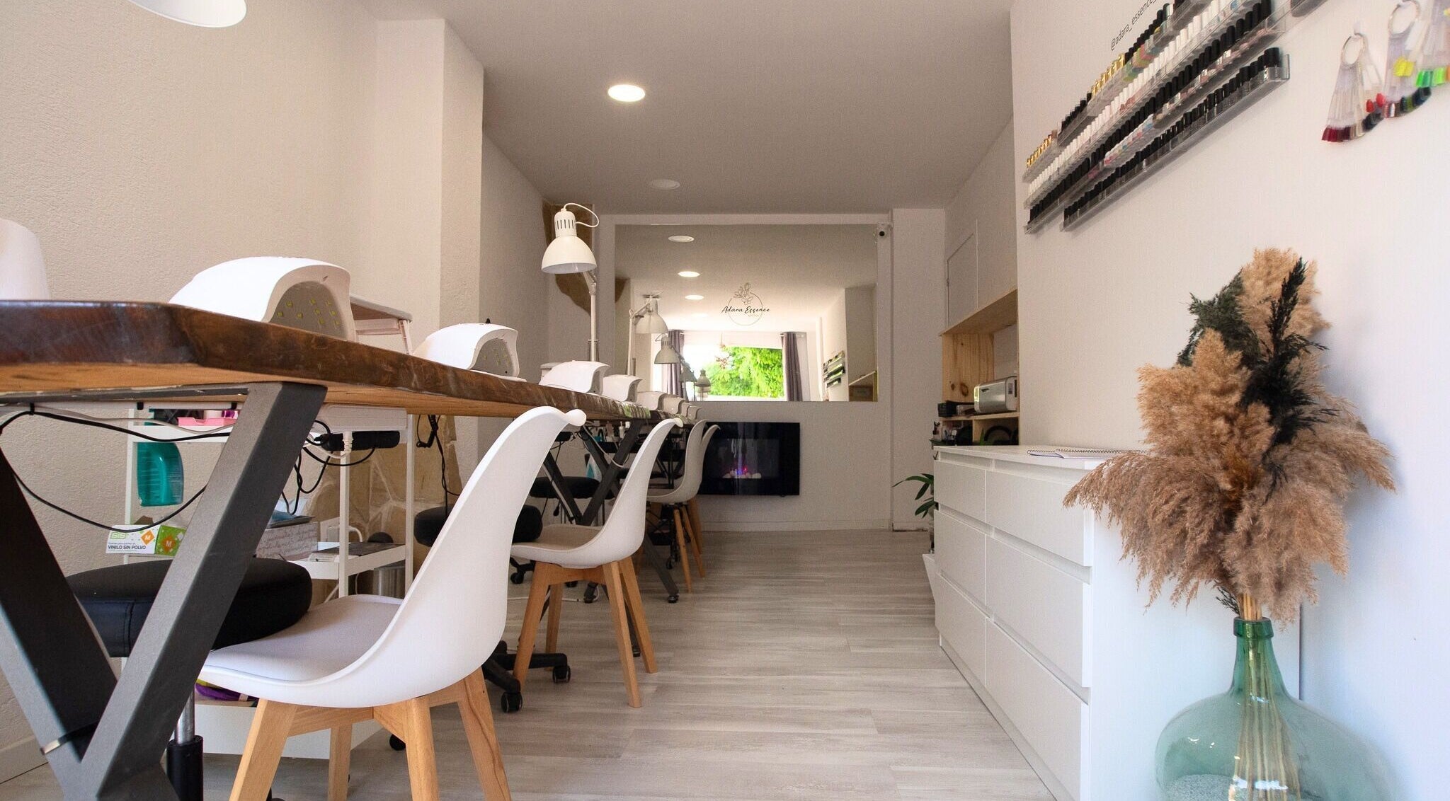 Interior moderno de Adara Essence Estetica en Sant Andreu Salou, Catalunya, ES, con sillas blancas y decoración natural.