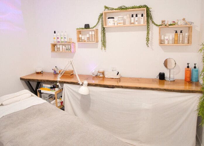 Sala de tratamientos en Adara Essence Estetica, Sant Andreu Salou, Catalunya, ES, con decoraciones naturales.