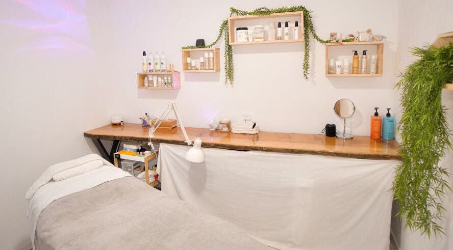 Sala de tratamientos en Adara Essence Estetica, Sant Andreu Salou, Catalunya, ES, con decoraciones naturales.