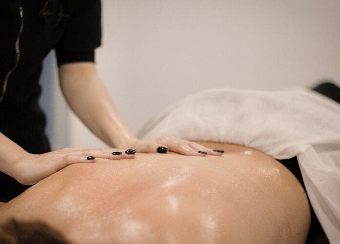 Masaje relajante en Adara Essence Estetica, Sant Andreu Salou, Catalunya, ES.