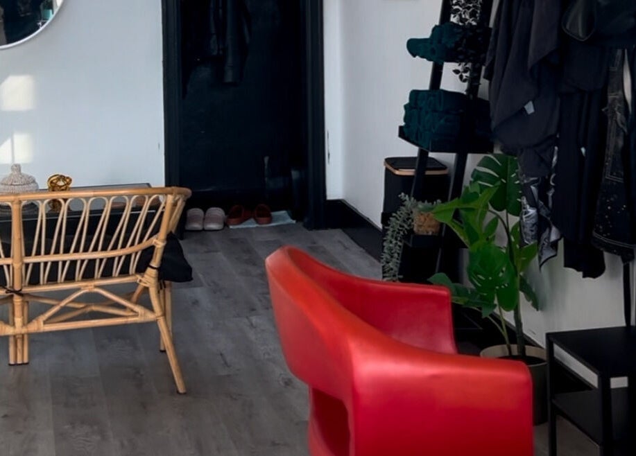 Stylish seating area at Curls by Jenn in Toronto, Ontario, CA showcasing modern decor and vibrant accents.