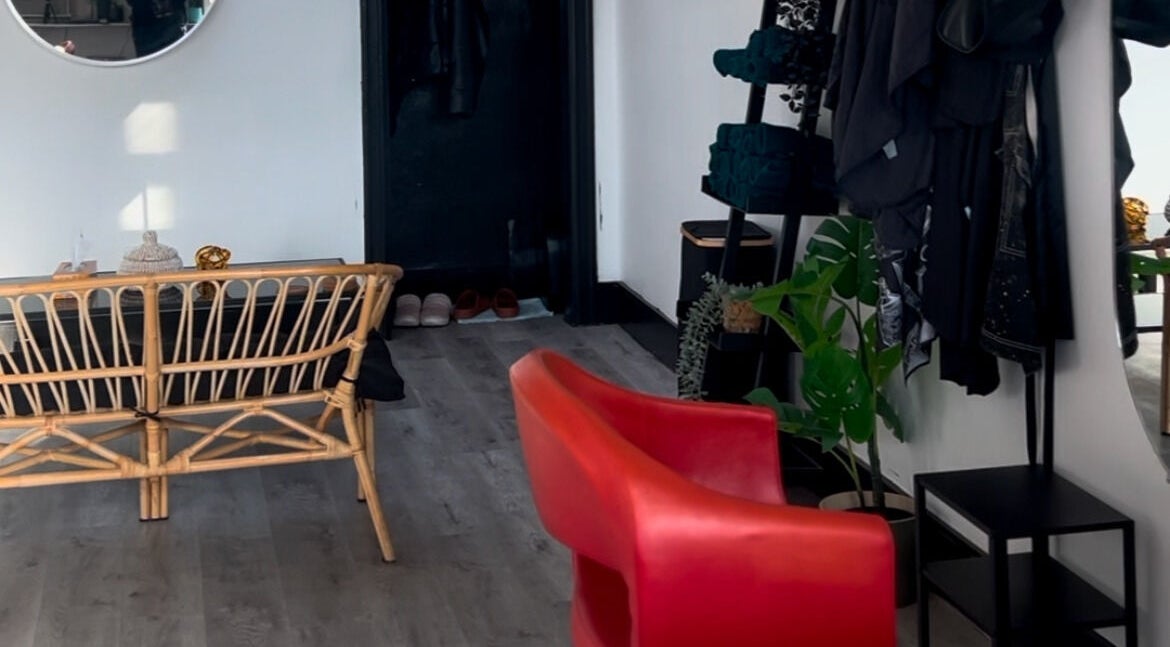 Stylish seating area at Curls by Jenn in Toronto, Ontario, CA showcasing modern decor and vibrant accents.