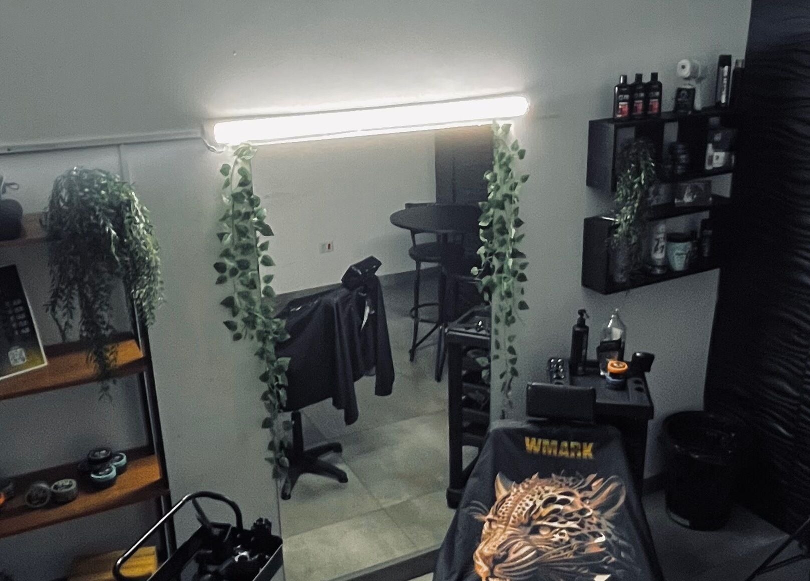 Espaço moderno no Pereira DuCorte, Mato Grosso Do Sul, com espelho iluminado e decoração elegante.